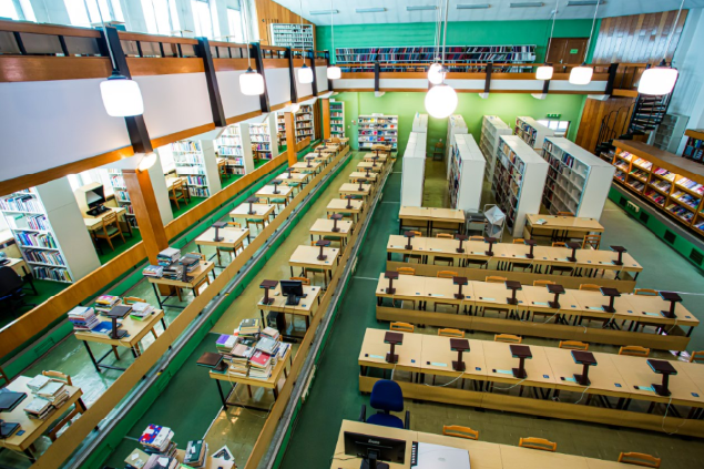Wnętrze biblioteki uniwersyteckiej