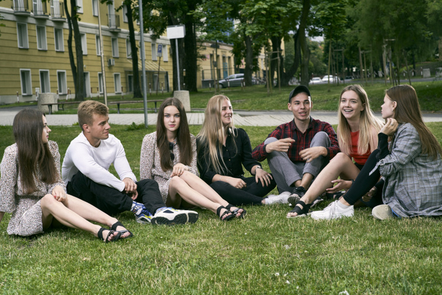 Studenci na kampusie